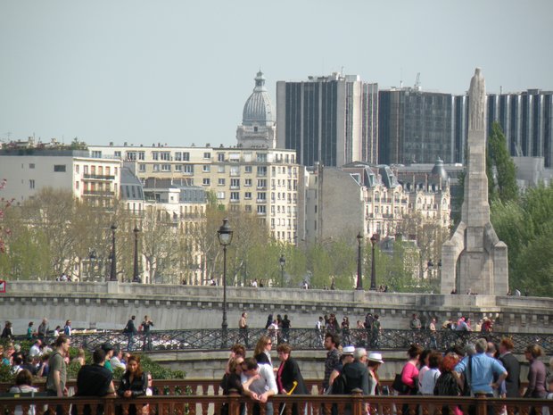  passants sur les ponts de Paris